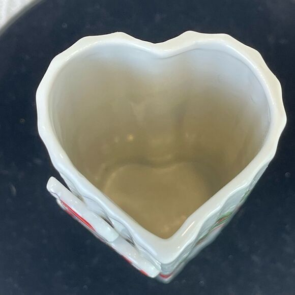 Vintage heart shaped Christmas vase || JAPAN | flying Santa on a candy cane vase - Picture 9 of 11